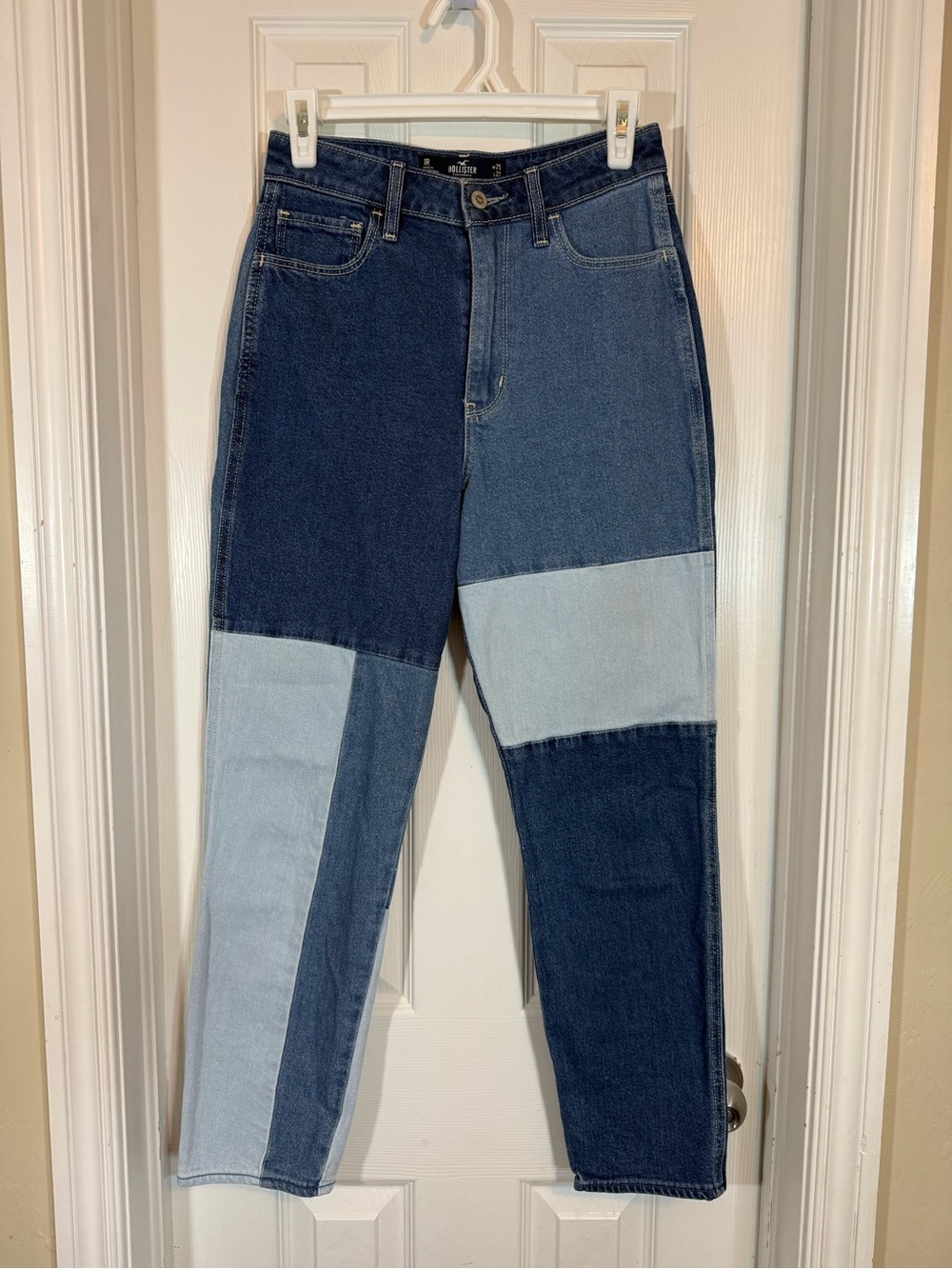 Hollister Ultra High Rise Mom Jeans Patchwork Denim Size 1R W25 L27